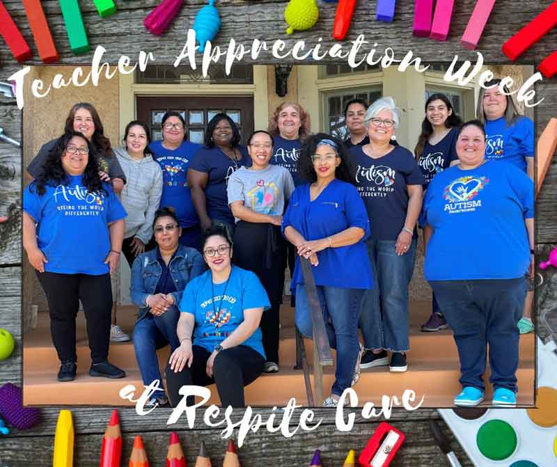 Grupo de mujeres sonrientes, con camisetas azules de Autismo