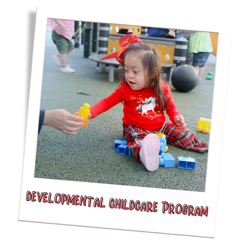 Polaroid de niña con síndrome de Down con palabras que dicen Developmental Childcare Program.